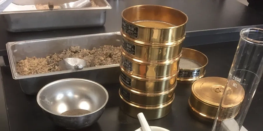 Analyse granulométrique à Clermont-Ferrand – Tamisage et hydromètre pour sols volcaniques